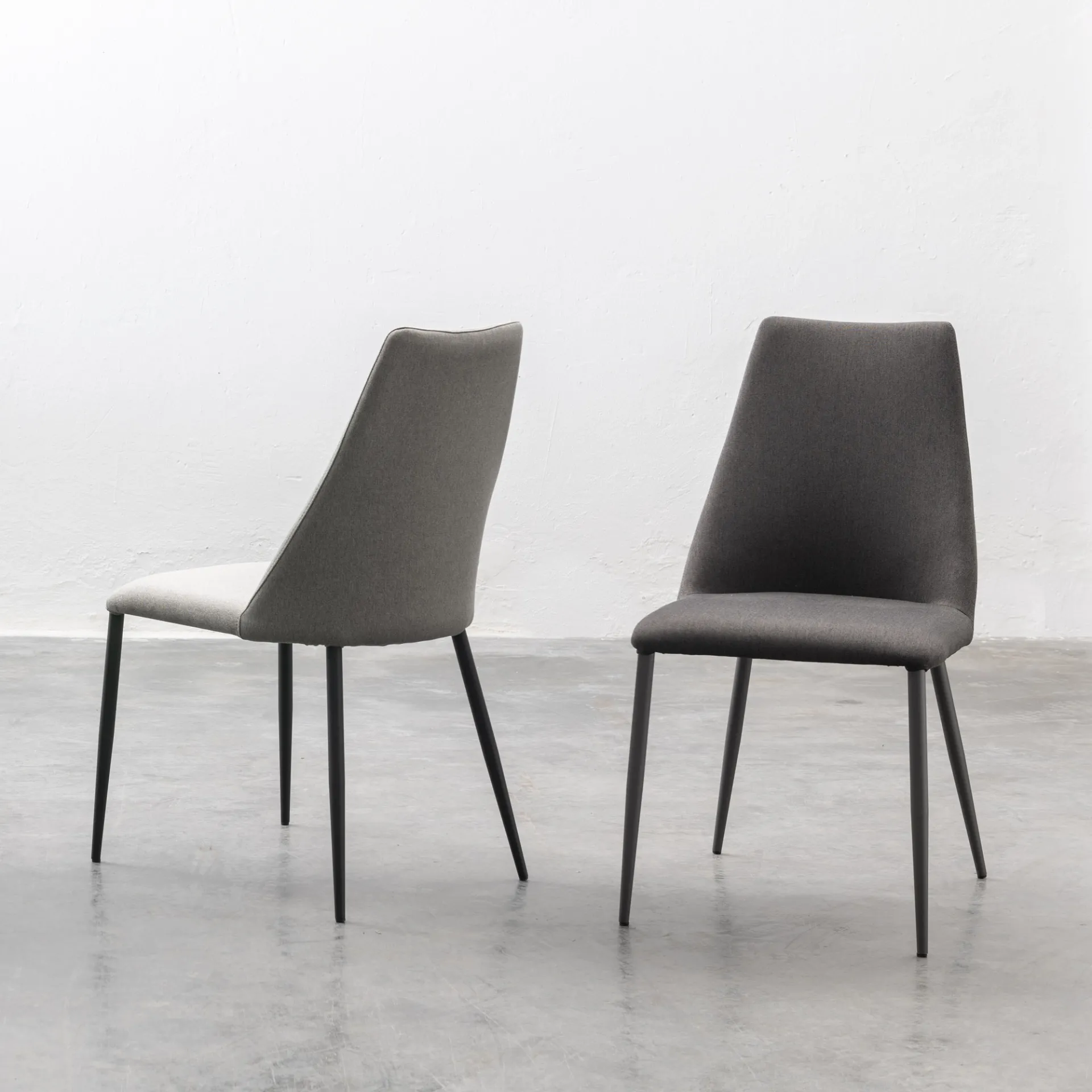 Due sedie Amelie Tecnolegno imbottite in tessuto grigio chiaro e grigio scuro con gambe in metallo