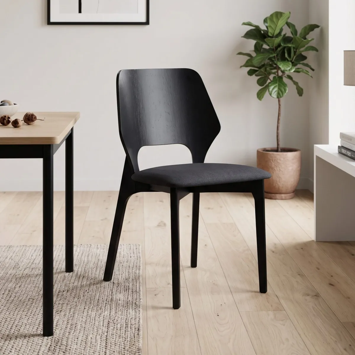 Sedie Natacha Black Wood Tomasucci nere in una sala da pranzo