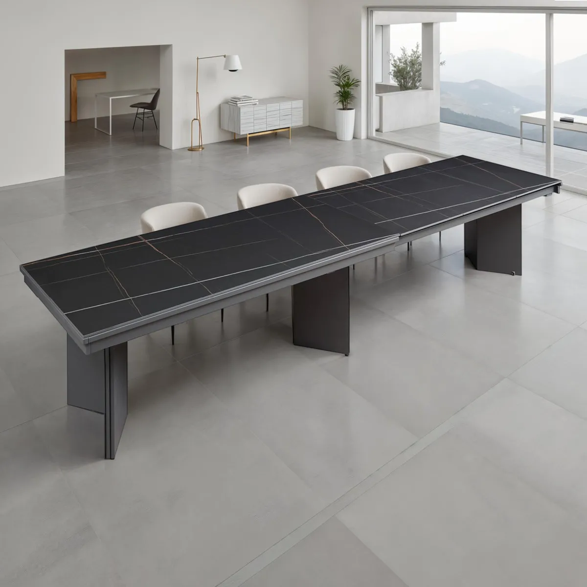 Tavolo allungabile Lelo Tomasucci in ceramica marmo nero in una sala da pranzo