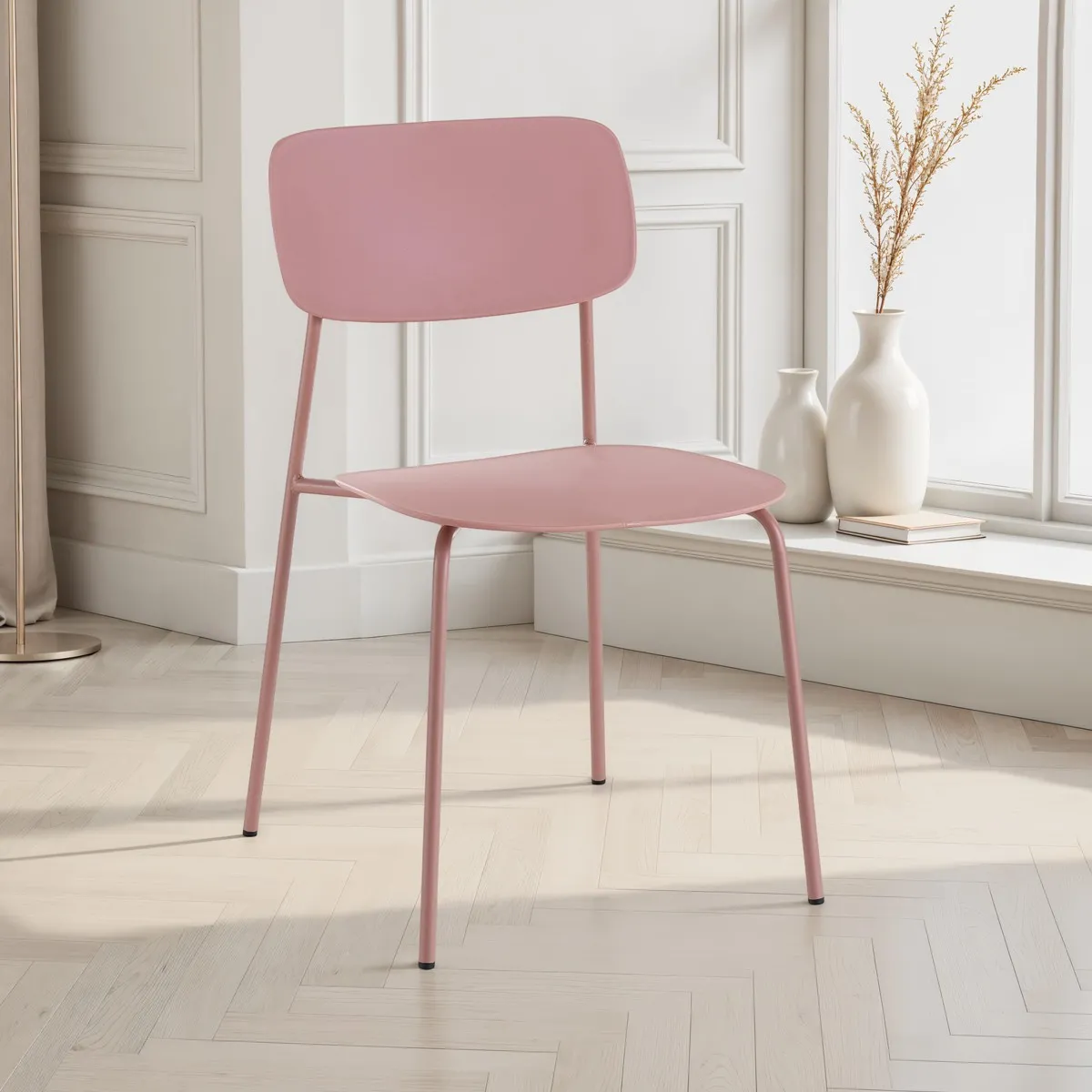 Sedia impilabile Primary Pink Tomasucci rosa in un soggiorno