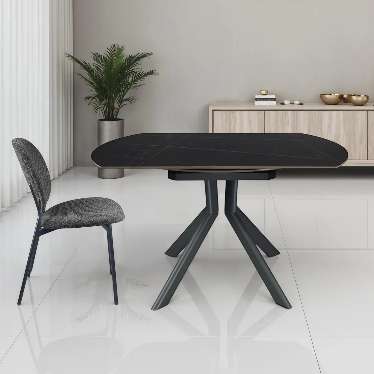 Tavolo Taak Tomasucci chiuso in ceramica nera con due sedie