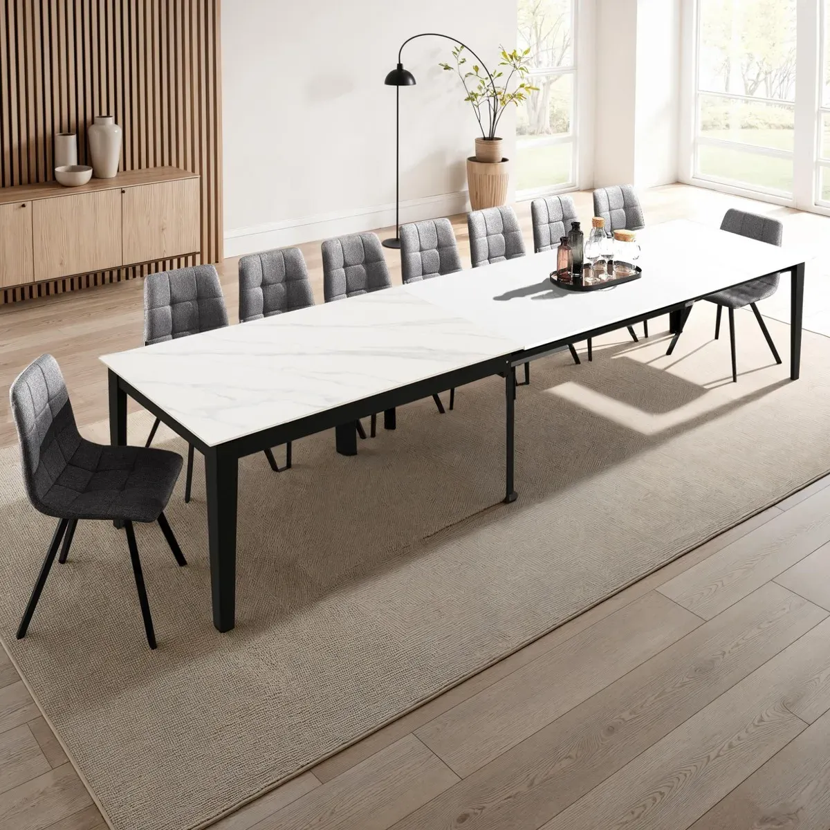 Tavolo Great White Marble Tomasucci con molte sedie