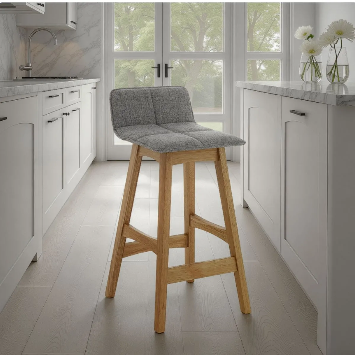 Sgabello Varm Wood Tomasucci in rovere e tessuto grigio in cucina