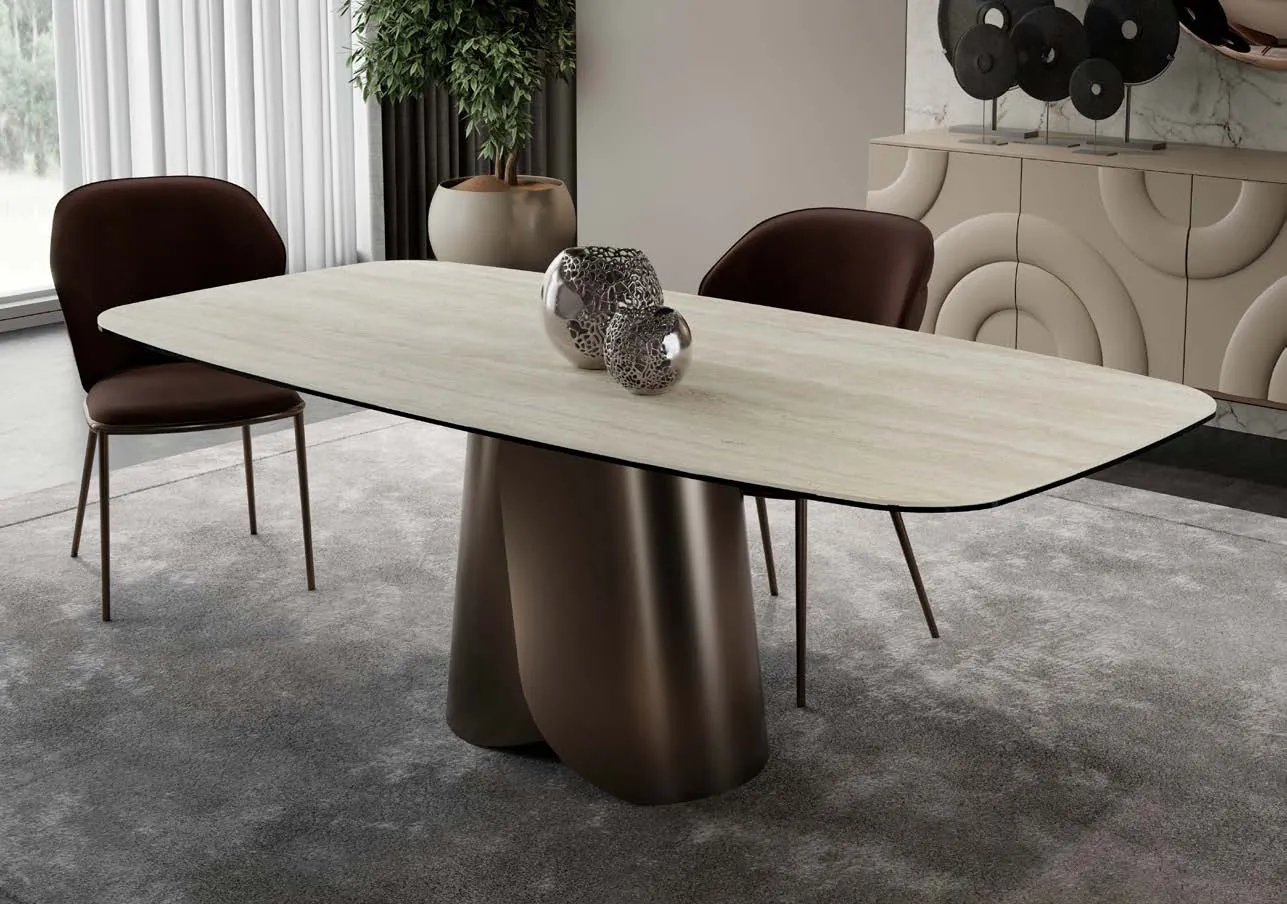 Tavolo Fusion Zamagna con base bronzo e piano travertino e sedie bordeaux