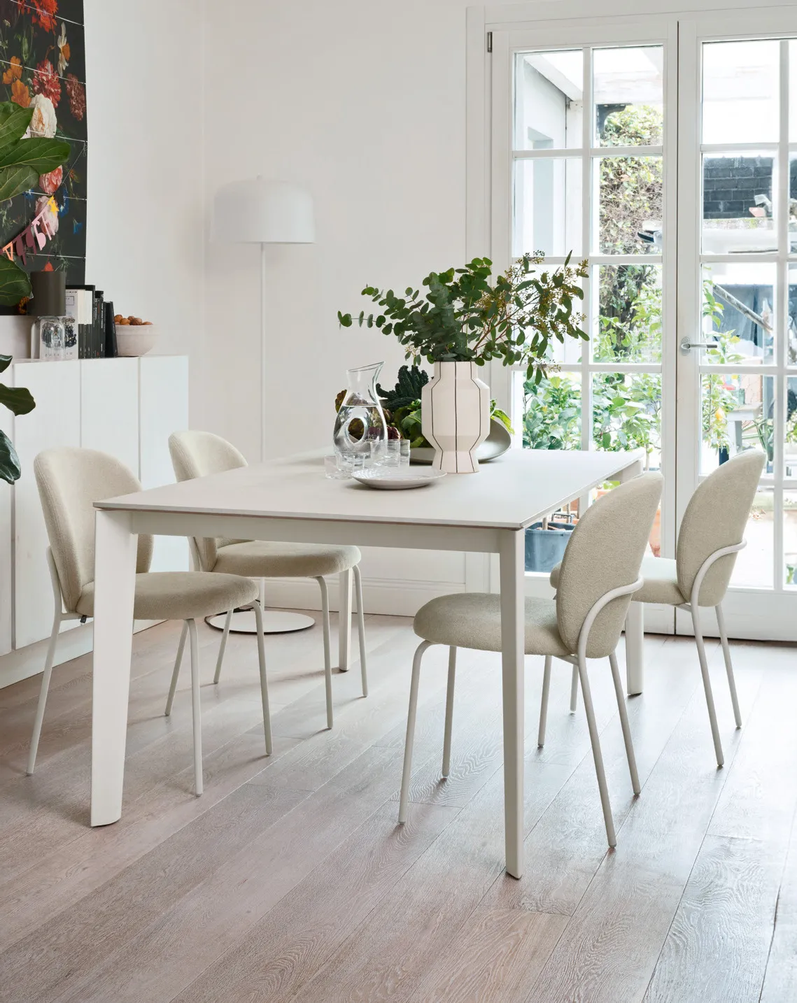 Sala da pranzo luminosa con tavolo chiaro e sedie Cozy Mid Connubia in tessuto sabbia
