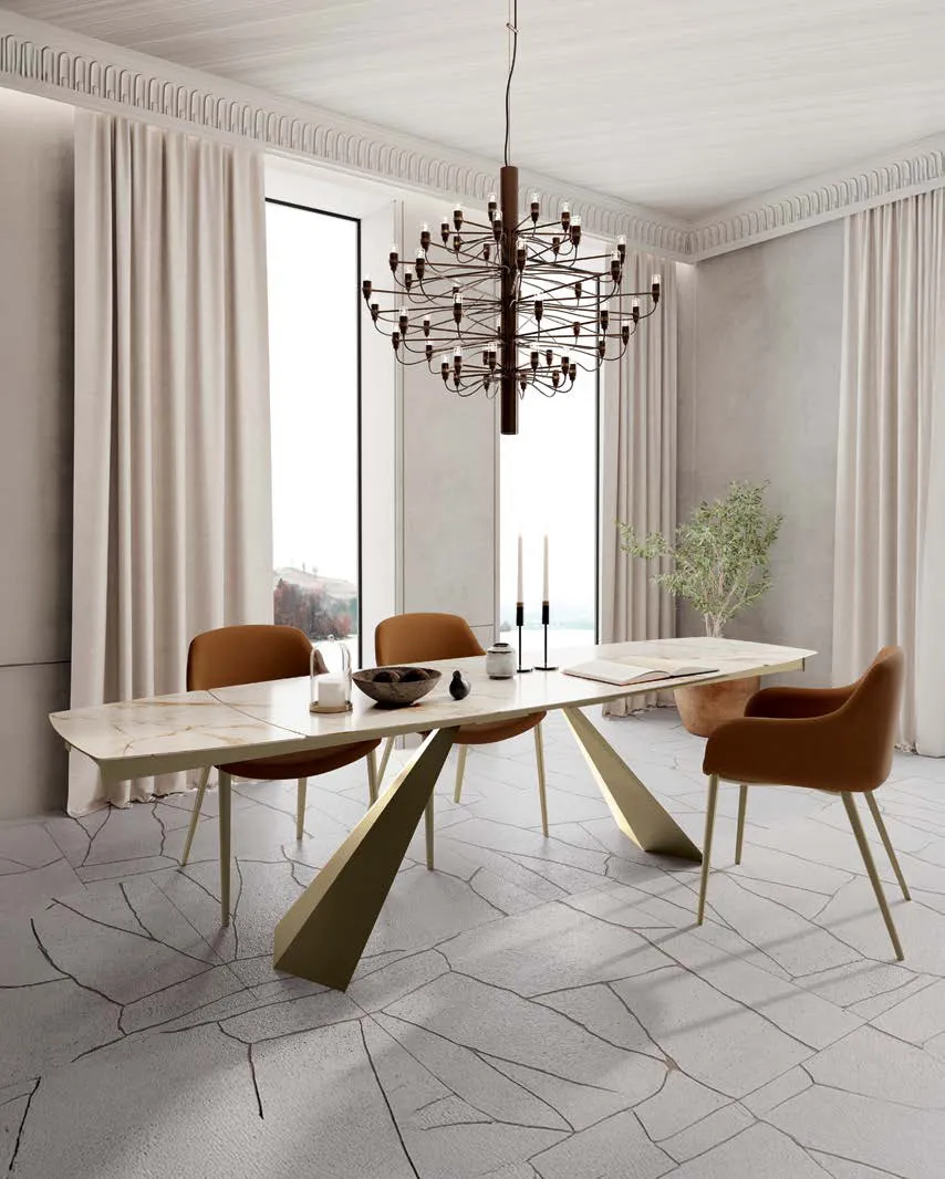 Tavolo Coast Zamagna con base champagne e sedie arancio