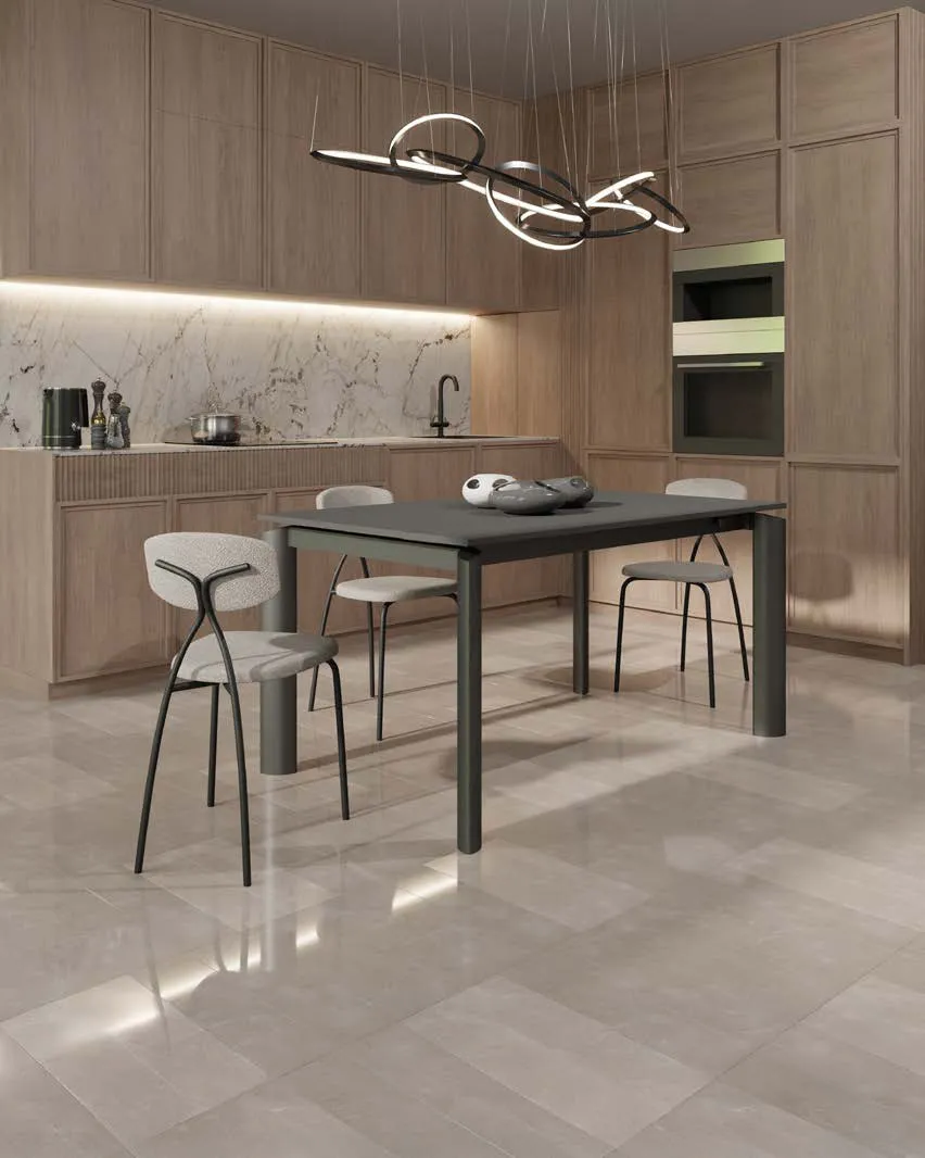 Tavolo Circle Zamagna con piano scuro in una cucina in legno