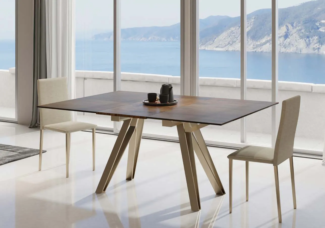 Tavolo Apple Zamagna quadrato con sedie beige davanti al mare