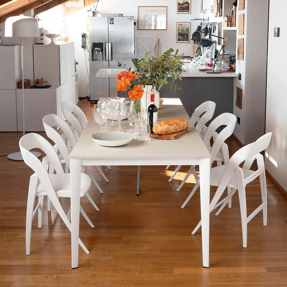 Tavolo da pranzo apparecchiato con sei sedie pieghevoli Clikclak Connubia bianche