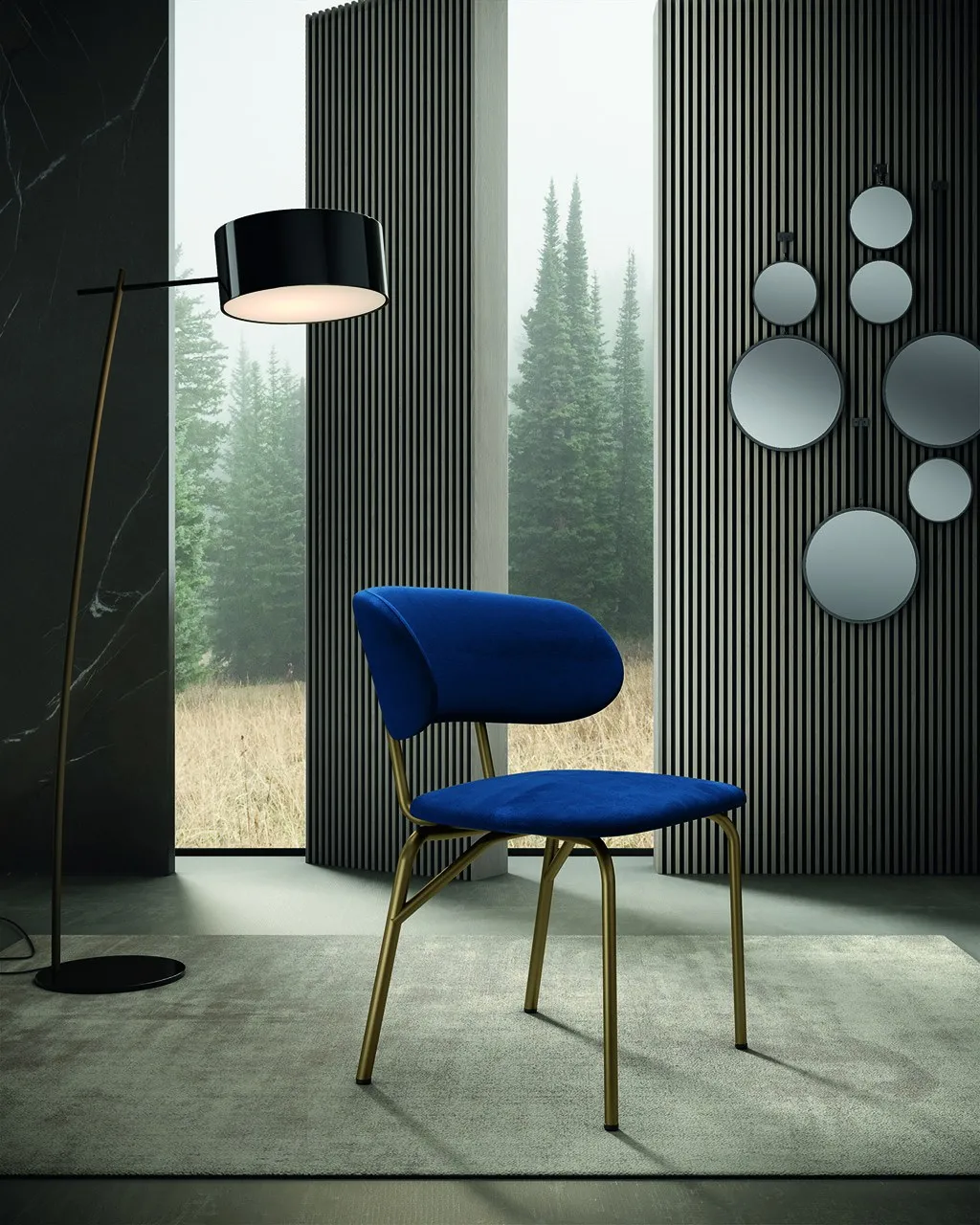 Sedia Futura Zamagna blu con struttura bronzo in un ambiente scuro