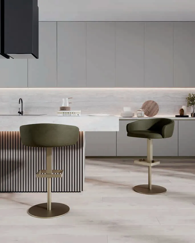 Sgabelli Virgo Zamagna verde oliva con base dorata in una cucina chiara