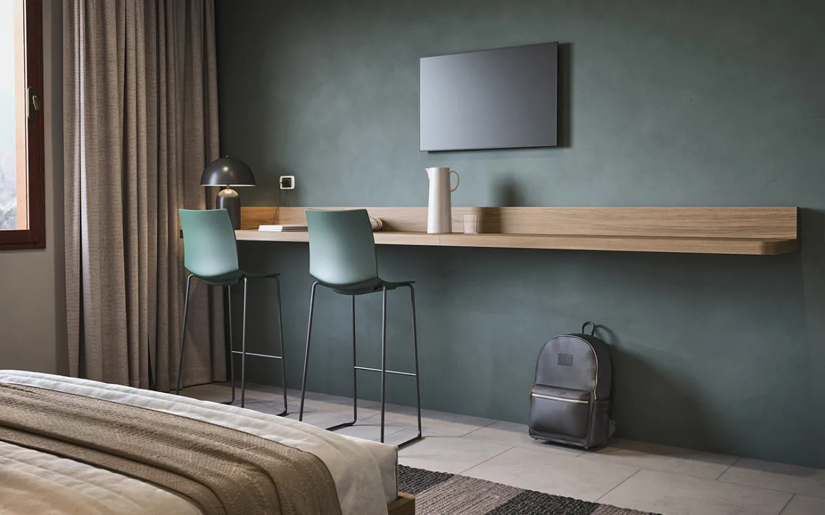 Piano sospeso Cinquanta3 alto in legno con sgabelli verdi in camera