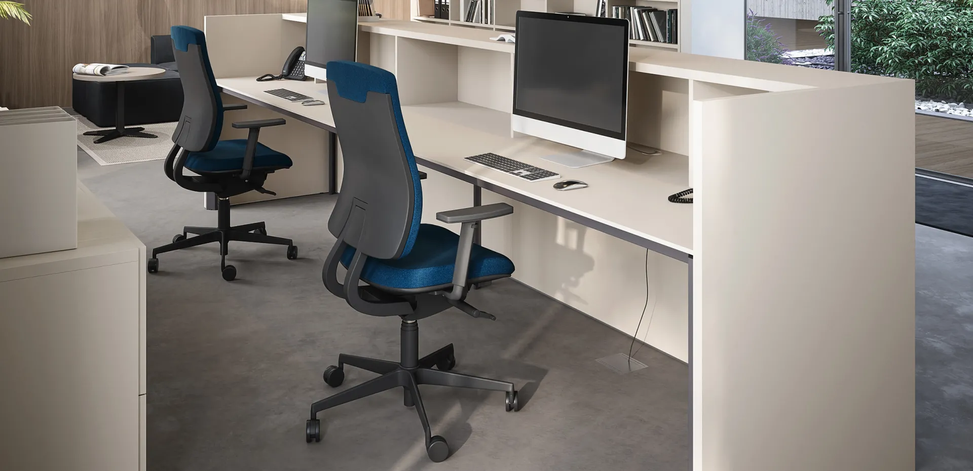 Sedie Basilea Cinquanta3 blu e nere a una reception con computer