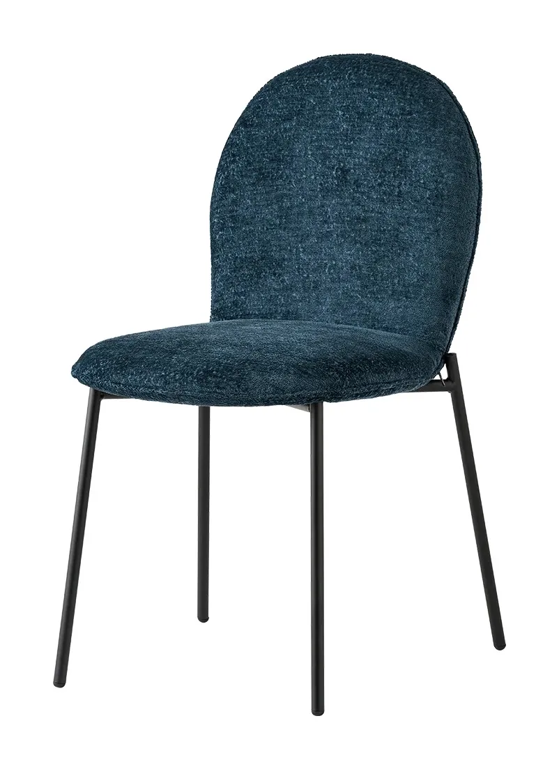 Sedia Riley Mid Connubia in tessuto blu petrolio con gambe in metallo nero su fondo bianco