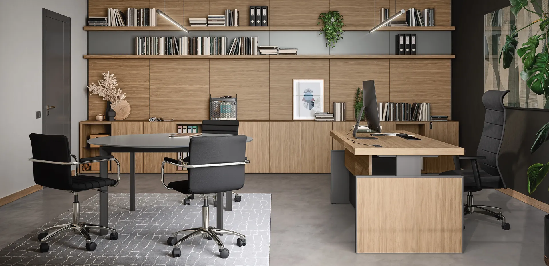 Sedie Nice Cinquanta3 nere davanti alla scrivania di un ufficio in legno