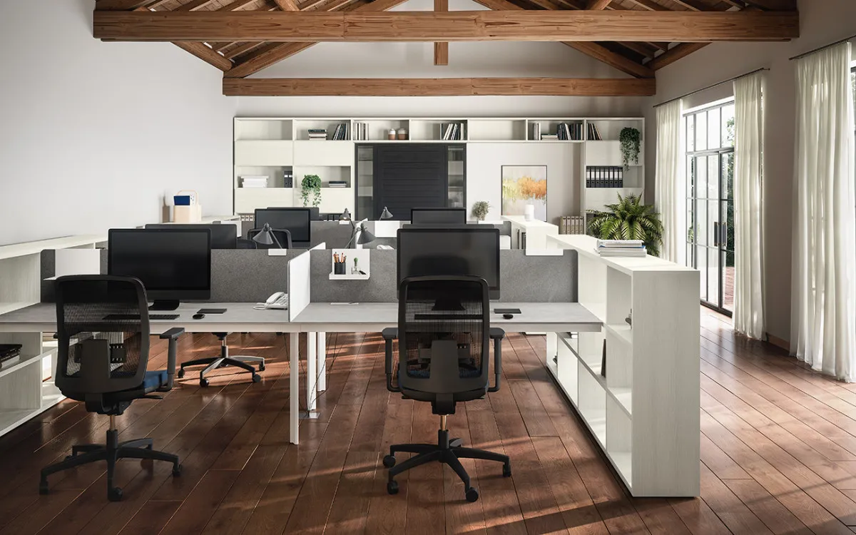 Sedie operative York Cinquanta3 nere alle scrivanie in un ufficio con travi in legno