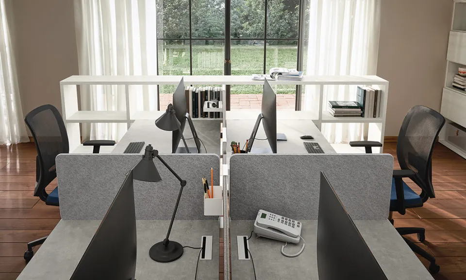 Sedie York Cinquanta3 alle postazioni con divisori grigi in open space