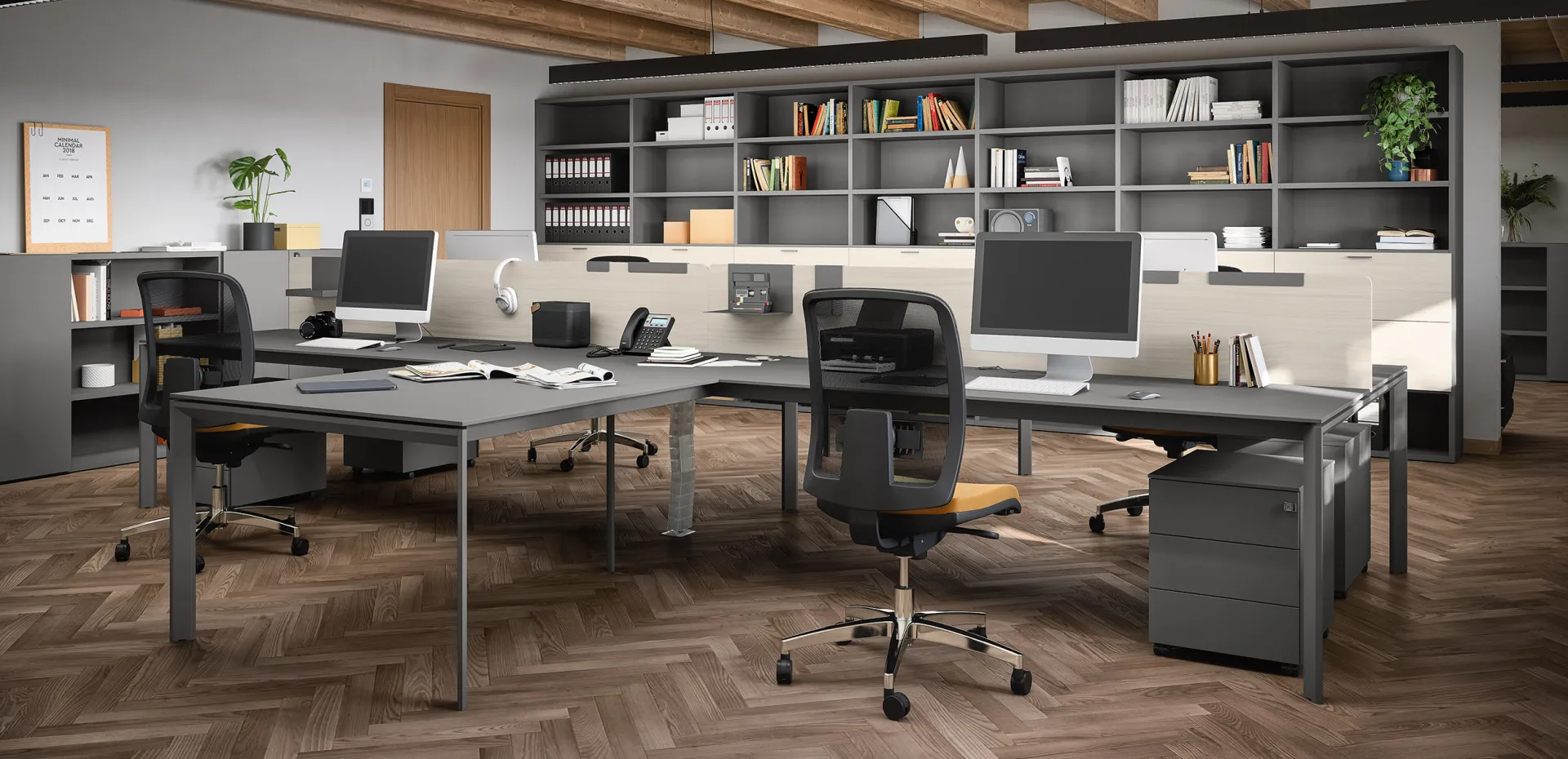 Sedie operative York Cinquanta3 in un ufficio con parquet e libreria