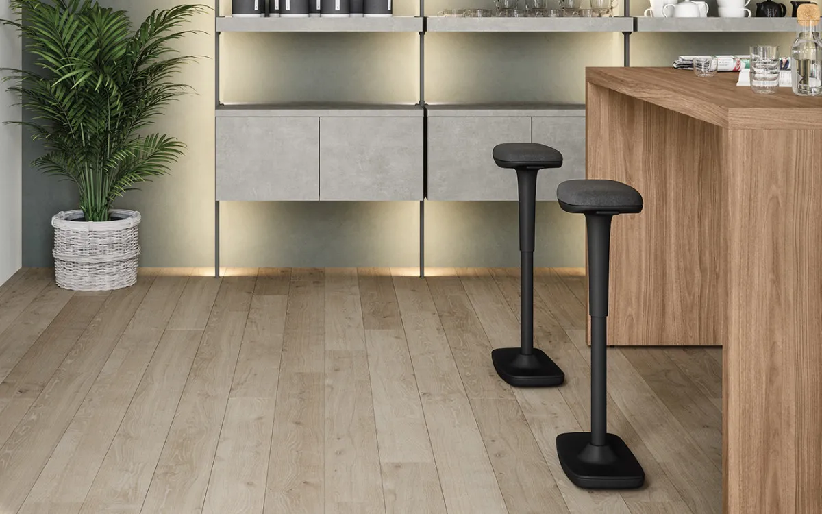 Sgabello oscillante Harlem Cinquanta3 accanto a un bancone in legno