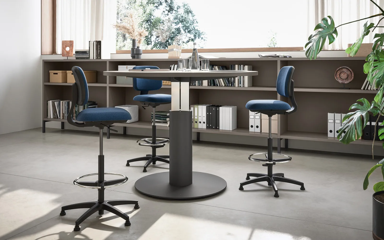 Sgabelli da lavoro Helsinki Cinquanta3 blu intorno a un tavolo alto in ufficio