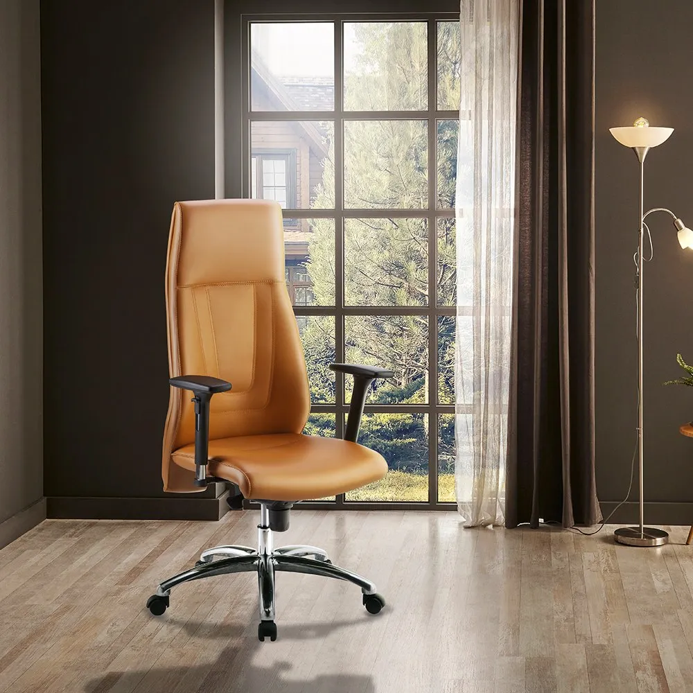 Poltrona direzionale Sphera Compir in pelle cuoio in un ambiente con vetrata