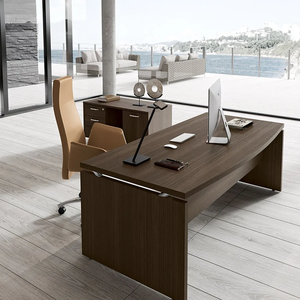 Poltrona direzionale Lady Compir in pelle cuoio in un ufficio con scrivania in legno scuro