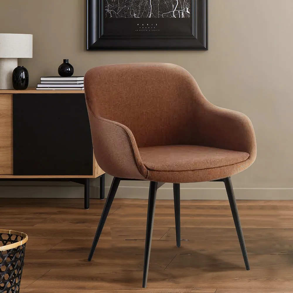 Poltroncina Keope Compir in tessuto mattone con gambe nere in un soggiorno