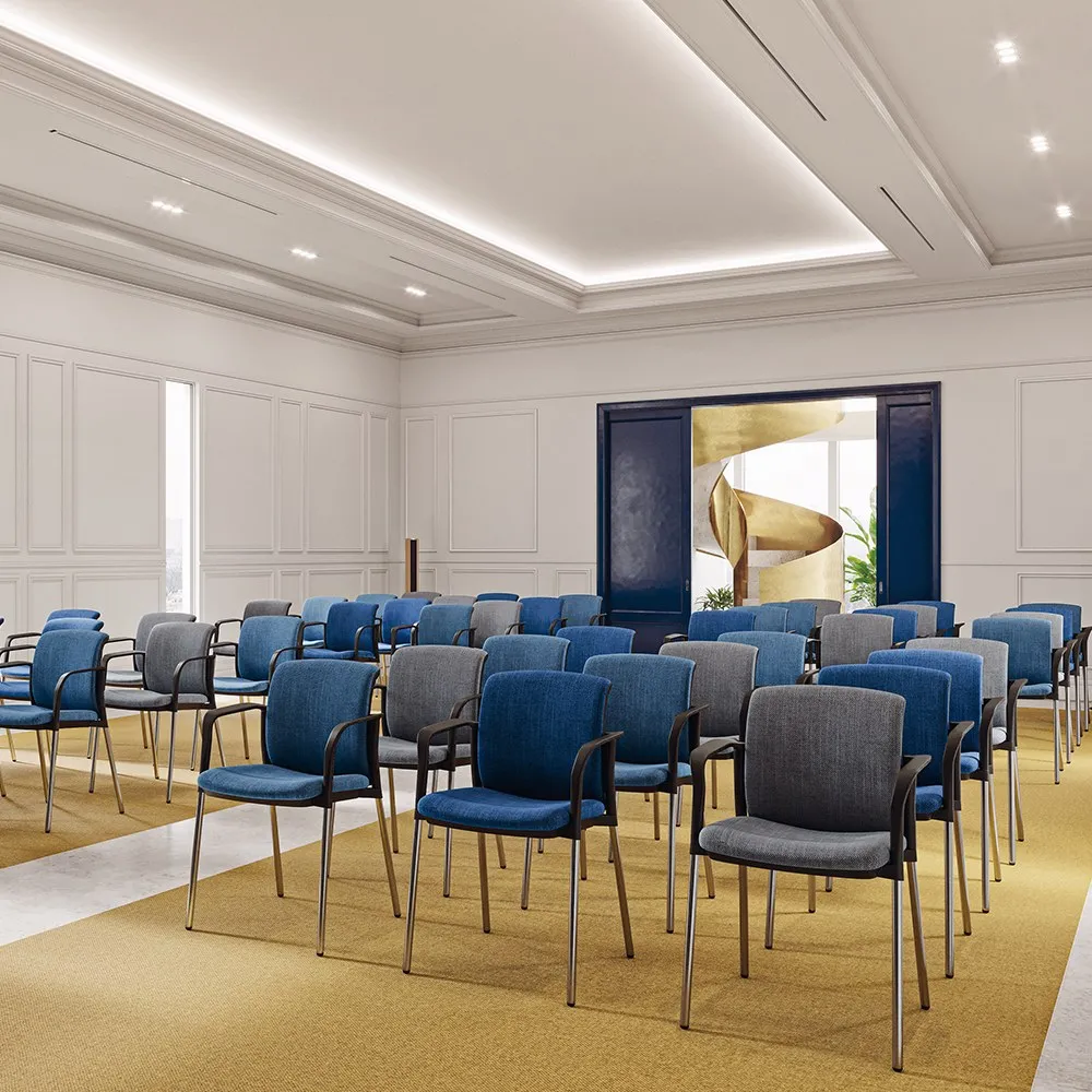 Sala conferenze con file di sedie Link Compir blu e grigie