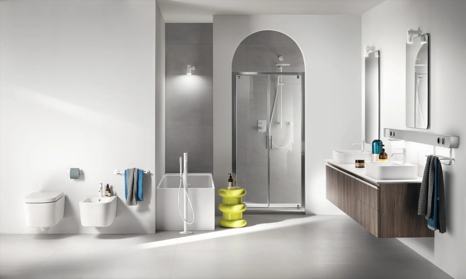 Bagno Dandy Plus Scavolini con base sospesa effetto legno, due lavabi in appoggio e Task Bar
