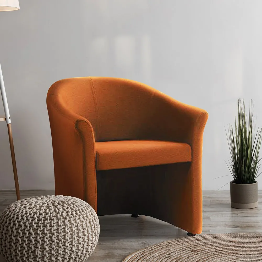Poltroncina Mida Compir in tessuto arancione in una zona relax