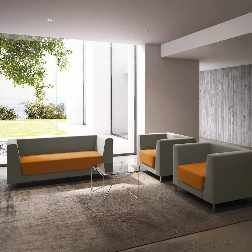 Divanetto e poltrone Lola Compir grigio e arancio in una sala d'attesa luminosa