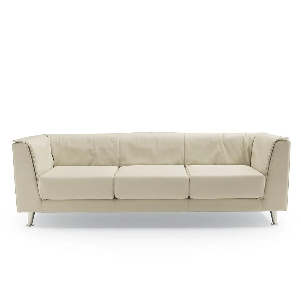 Divano a tre posti Compact Compir in pelle color crema