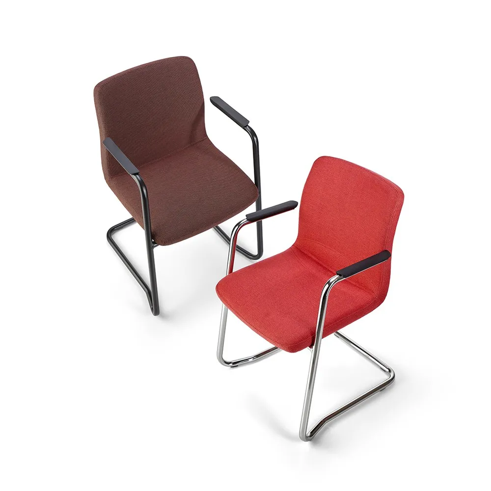 Due sedie fisse Nur Compir con telaio a slitta, rivestite in rosso e bordeaux