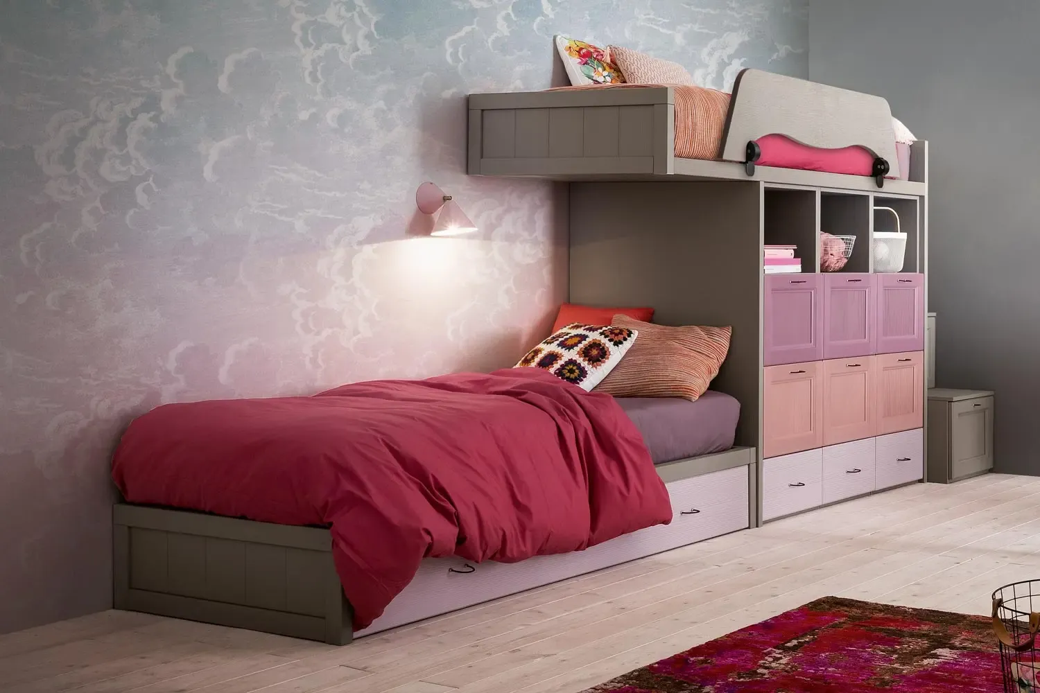 Letto Edonè Callesella grigio sotto un letto a castello con armadietti rosa