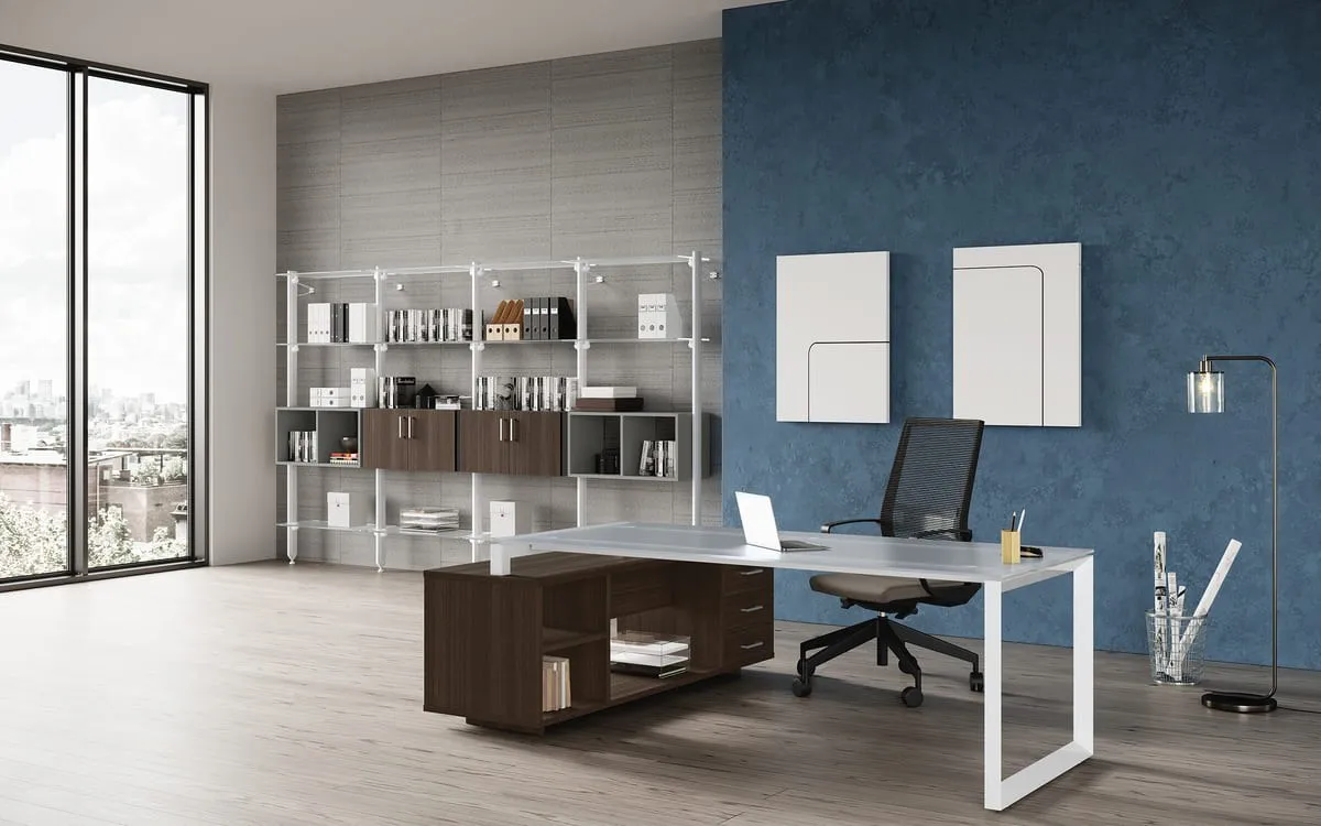 Ufficio direzionale Stratos Plus Compir con scrivania a portale bianca e libreria a giorno
