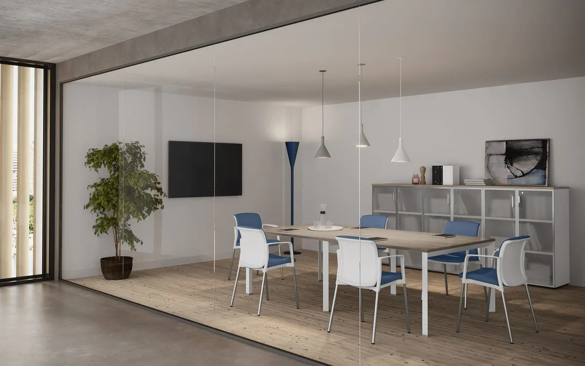 Sala riunioni Stratos Plus Compir con tavolo in legno e contenitori bianchi