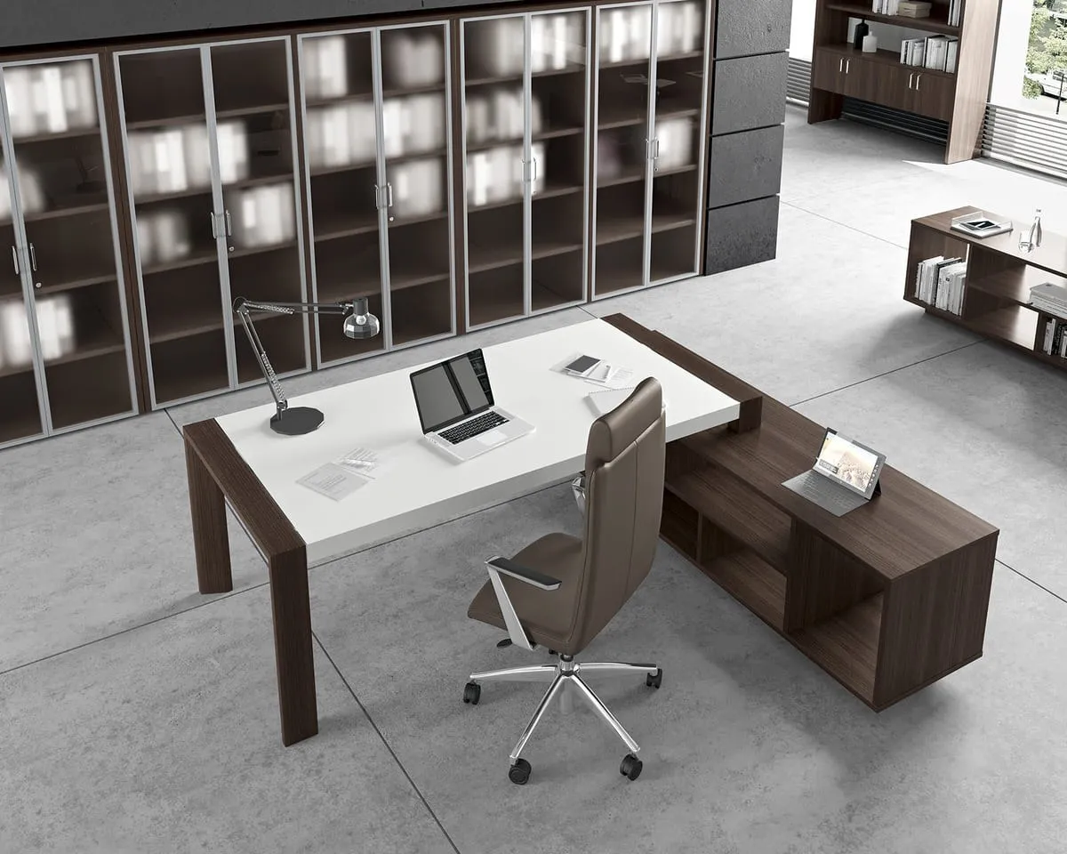 Scrivania Forma Compir con piano bianco, fianco aperto in noce e mobile di servizio