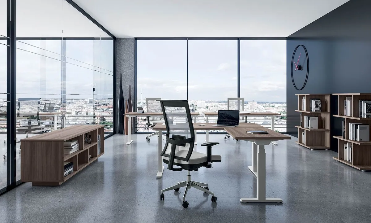 Ufficio con scrivania elevabile Move Compir, gambe bianche e librerie in legno