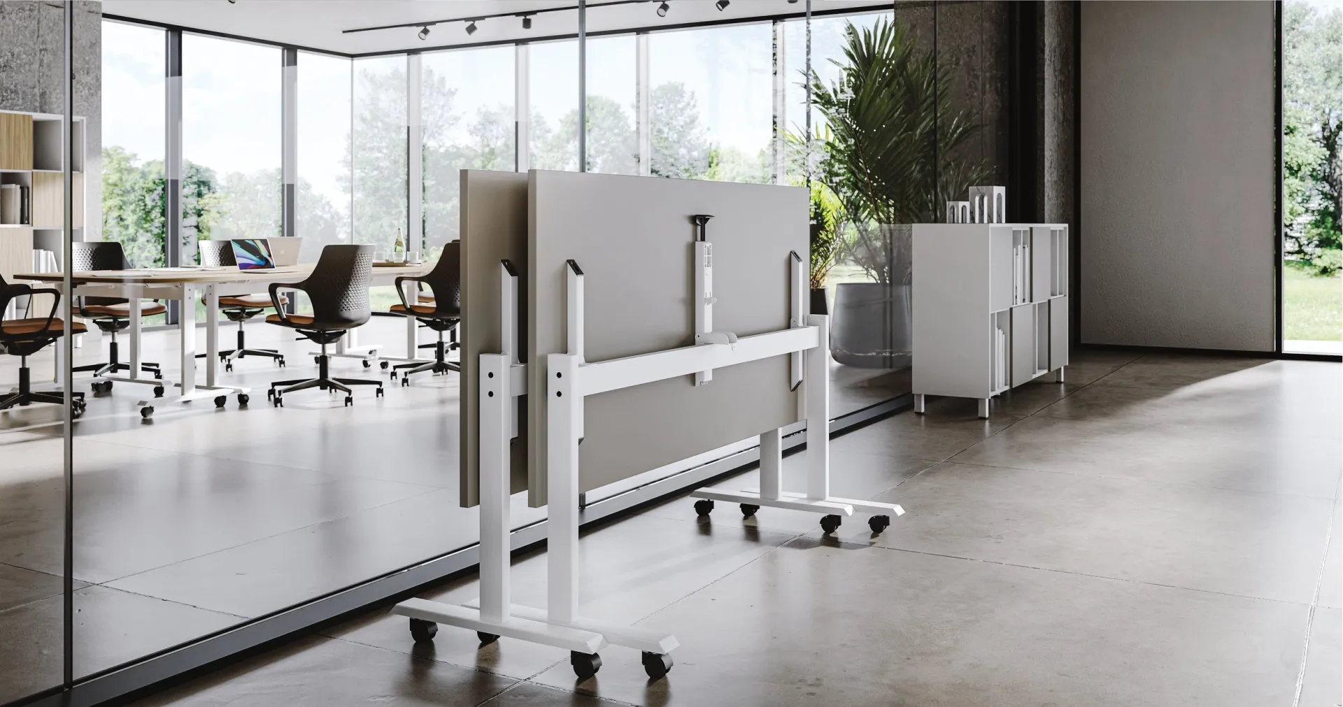 Tavolo Move Compir con piano ribaltato in verticale e ruote