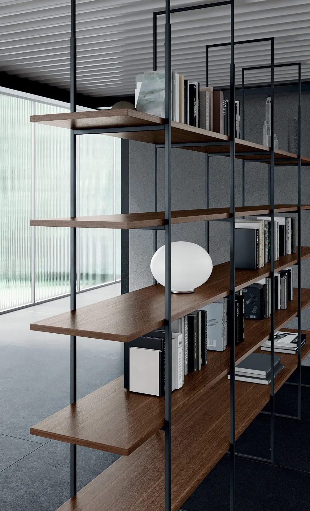 Libreria per ufficio Compir con ripiani in legno e montanti metallici neri