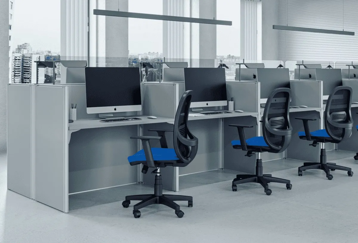 Postazioni con paretine divisorie Open Compir grigie e sedie operative blu