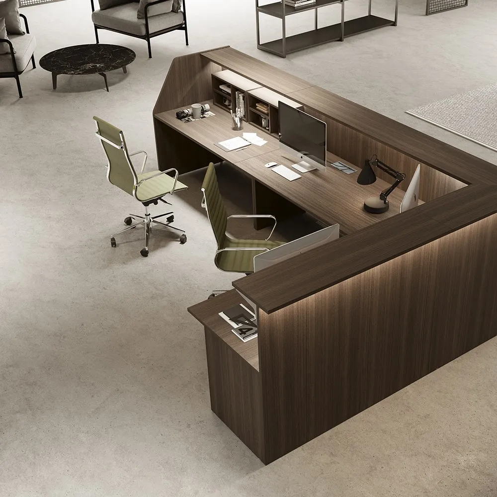 Bancone reception Front Office Compir ad angolo in legno scuro visto dall'alto