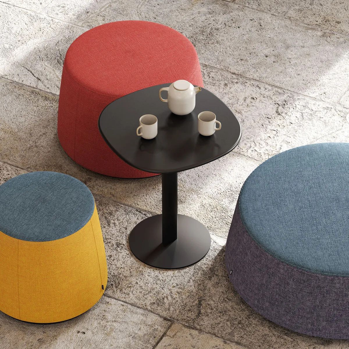 Pouf C1.8 Frezza giallo, blu e viola attorno a un tavolino nero