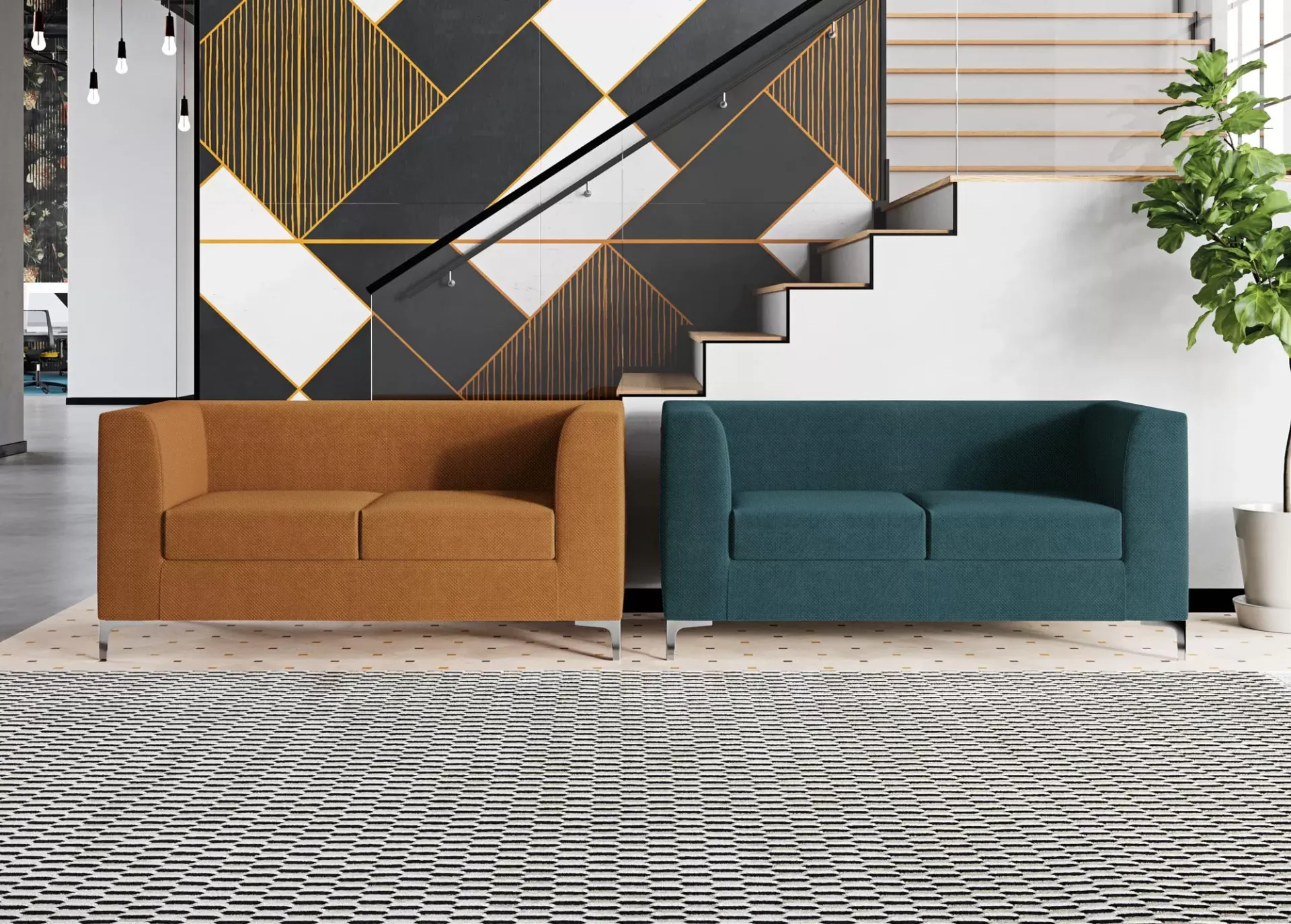 Divani Domino Plus Frezza arancio e verde davanti a una parete geometrica