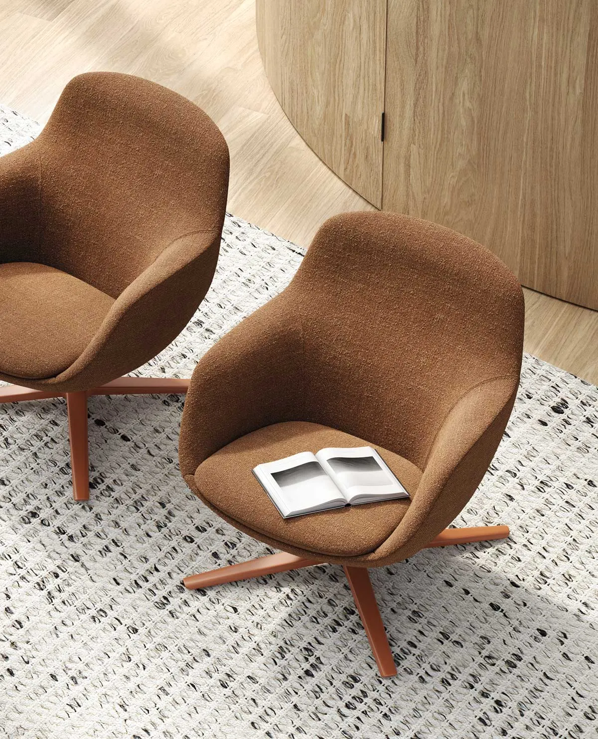 Poltrone Radar Lounge Frezza color tabacco con base in legno