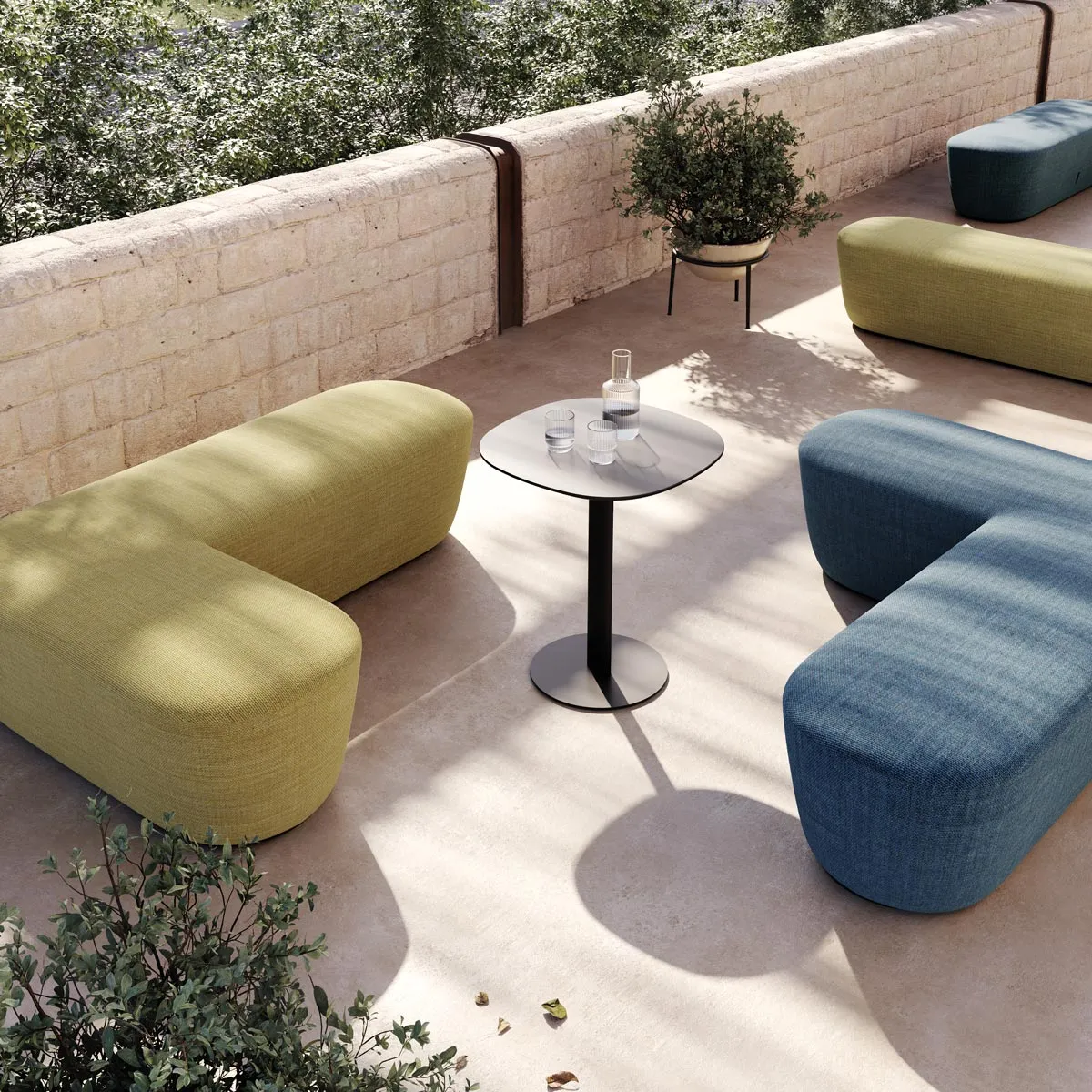 Pouf Radar Frezza gialli e blu attorno a un tavolino in terrazza