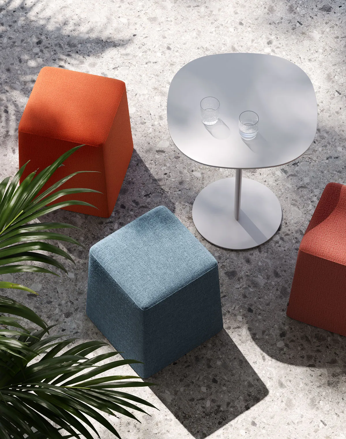 Pouf Stand By Frezza visti dall'alto accanto a un tavolino bianco