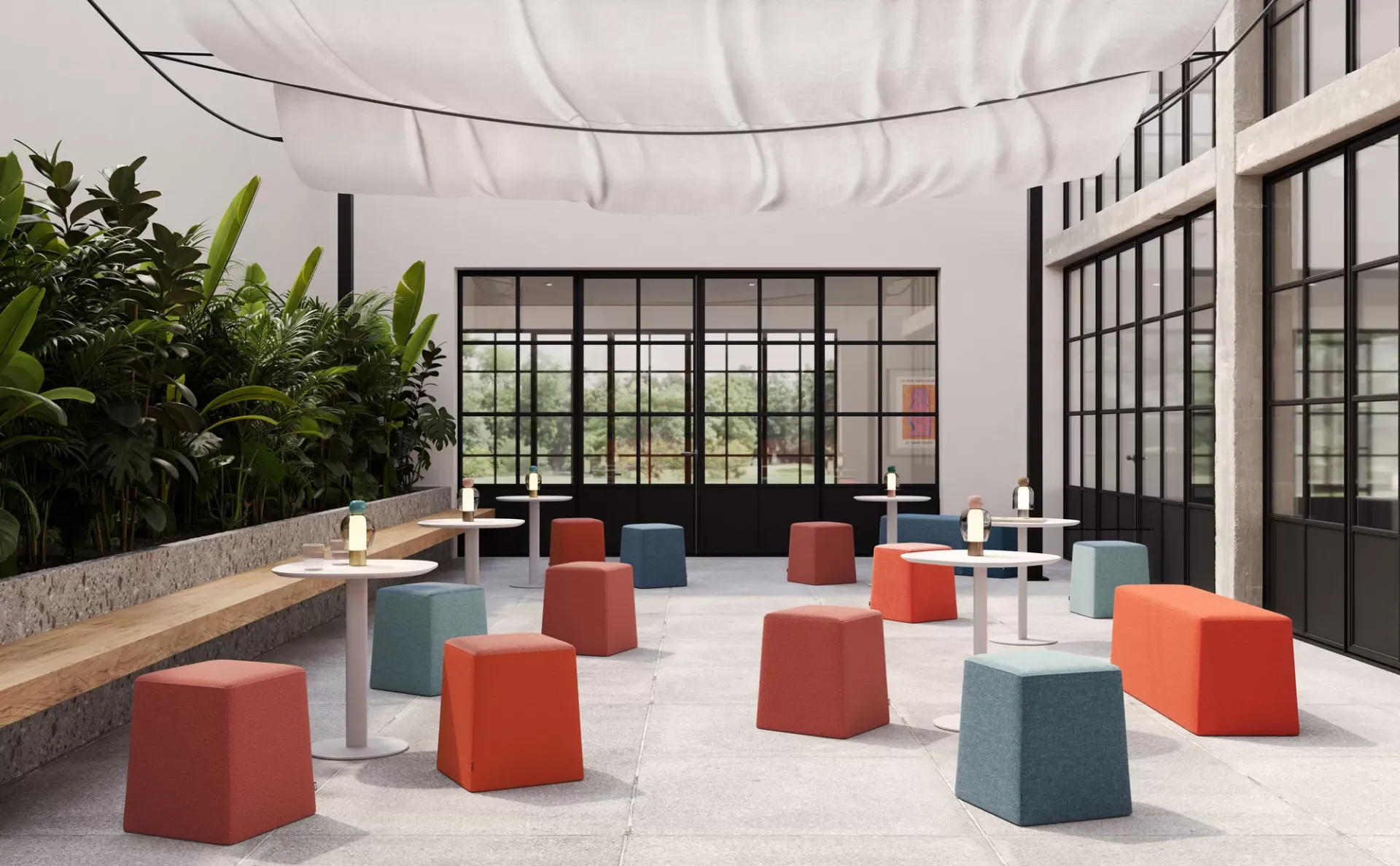 Pouf Stand By Frezza rossi e azzurri in una sala con piante