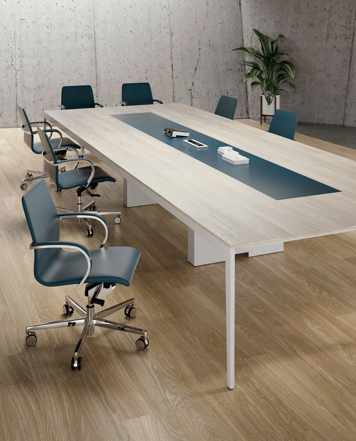 Tavolo riunione Alplus Frezza con inserto centrale scuro e poltroncine blu
