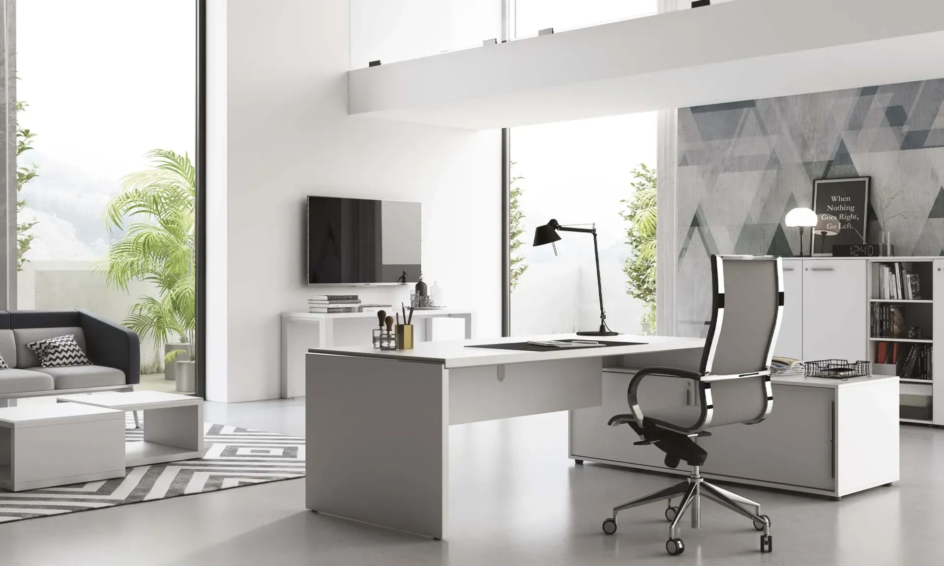 Scrivania direzionale Asset Frezza bianca con mobile di servizio in un ufficio luminoso